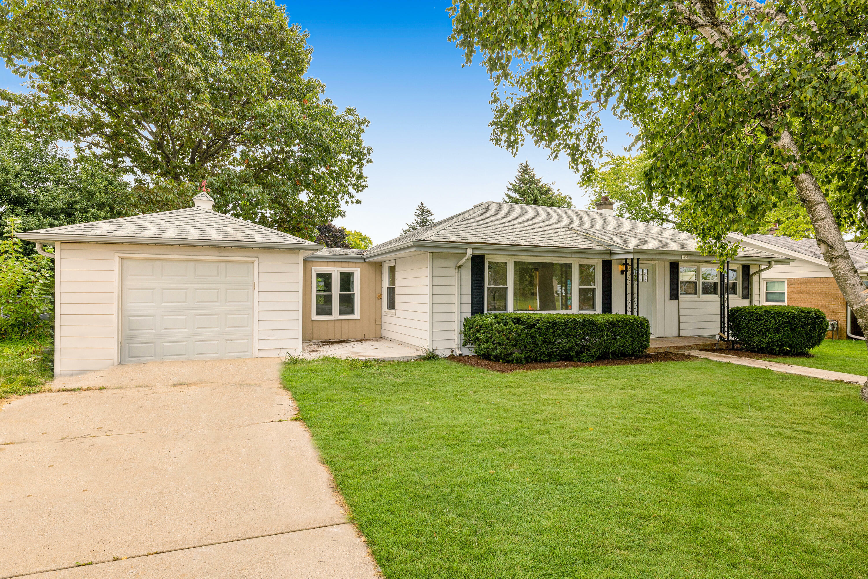 3258 N Mayfair Rd  Wauwatosa WI 53222 photo