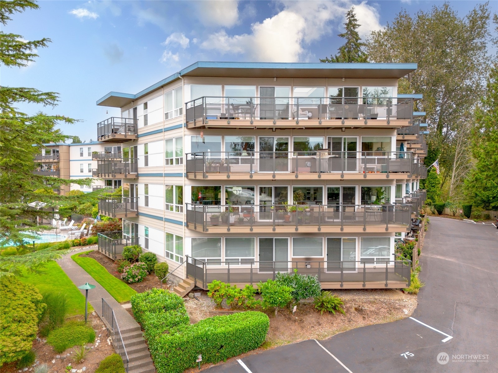 Property Photo:  550 Elm Way 304  WA 98020 