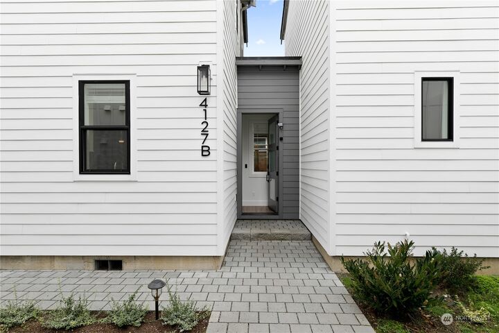 Property Photo:  4127  40th Avenue SW B  WA 98116 