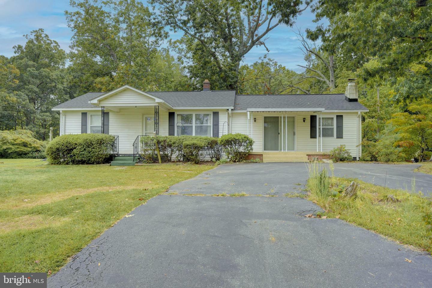 Property Photo:  43505 Evans Pond Road  VA 20176 