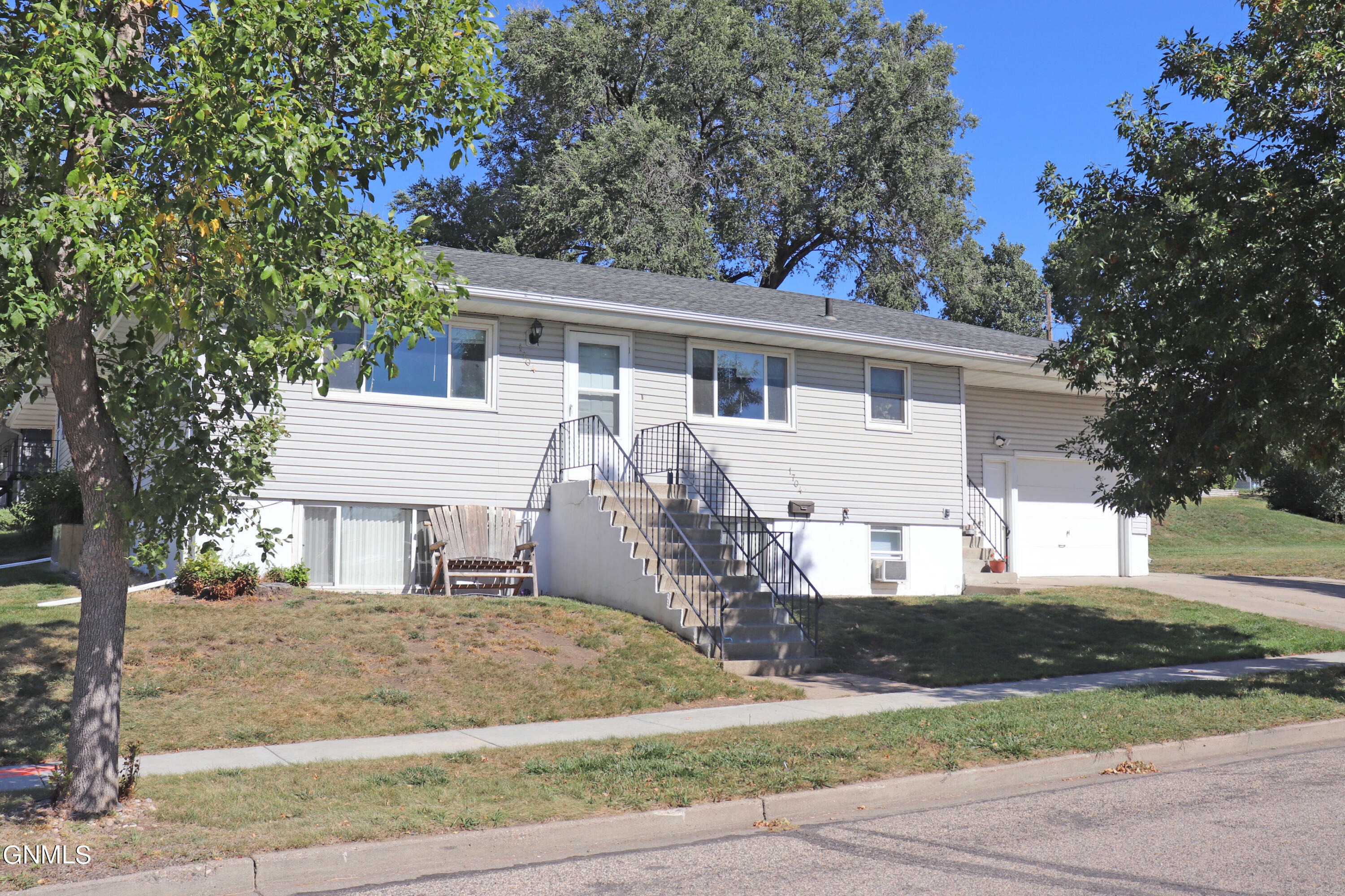 Property Photo:  1704 Porter Avenue  ND 58501 