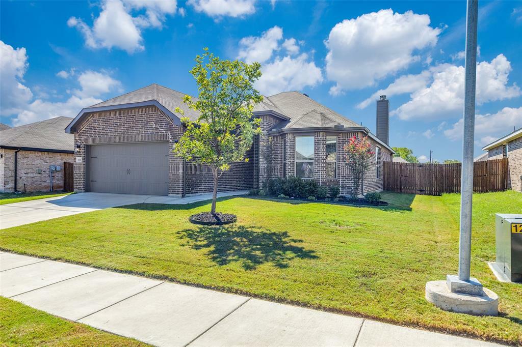 Property Photo:  1436 Eagle Nest Drive  TX 76020 