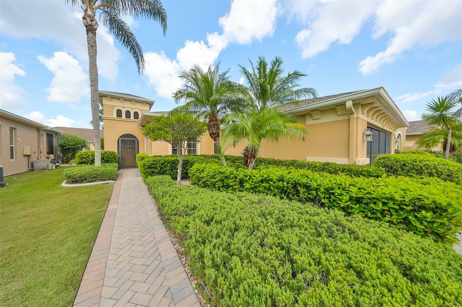 Property Photo:  921 Regal Manor Way  FL 33573 