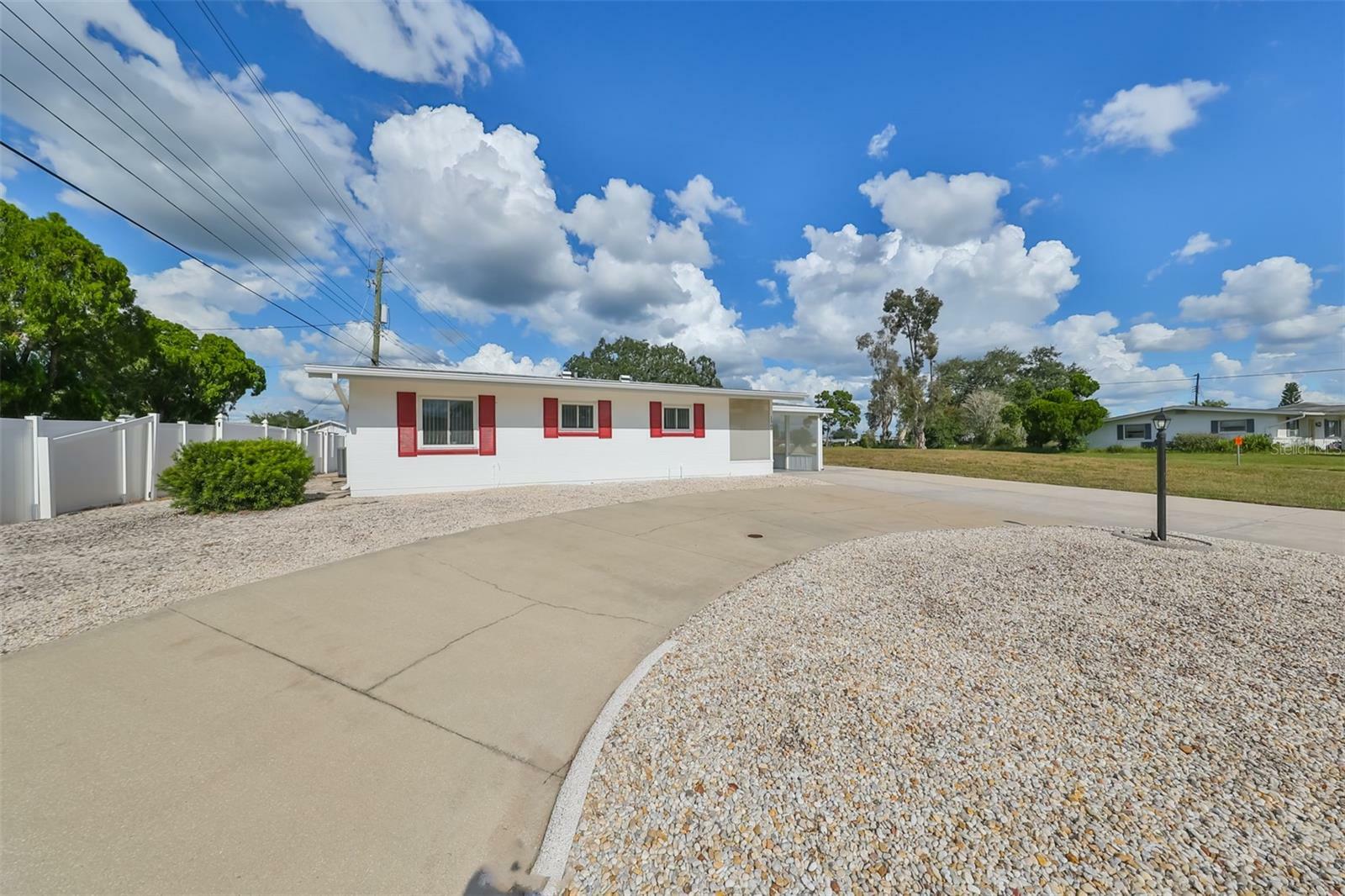 Property Photo:  1307 Cherry Hills Drive  FL 33573 