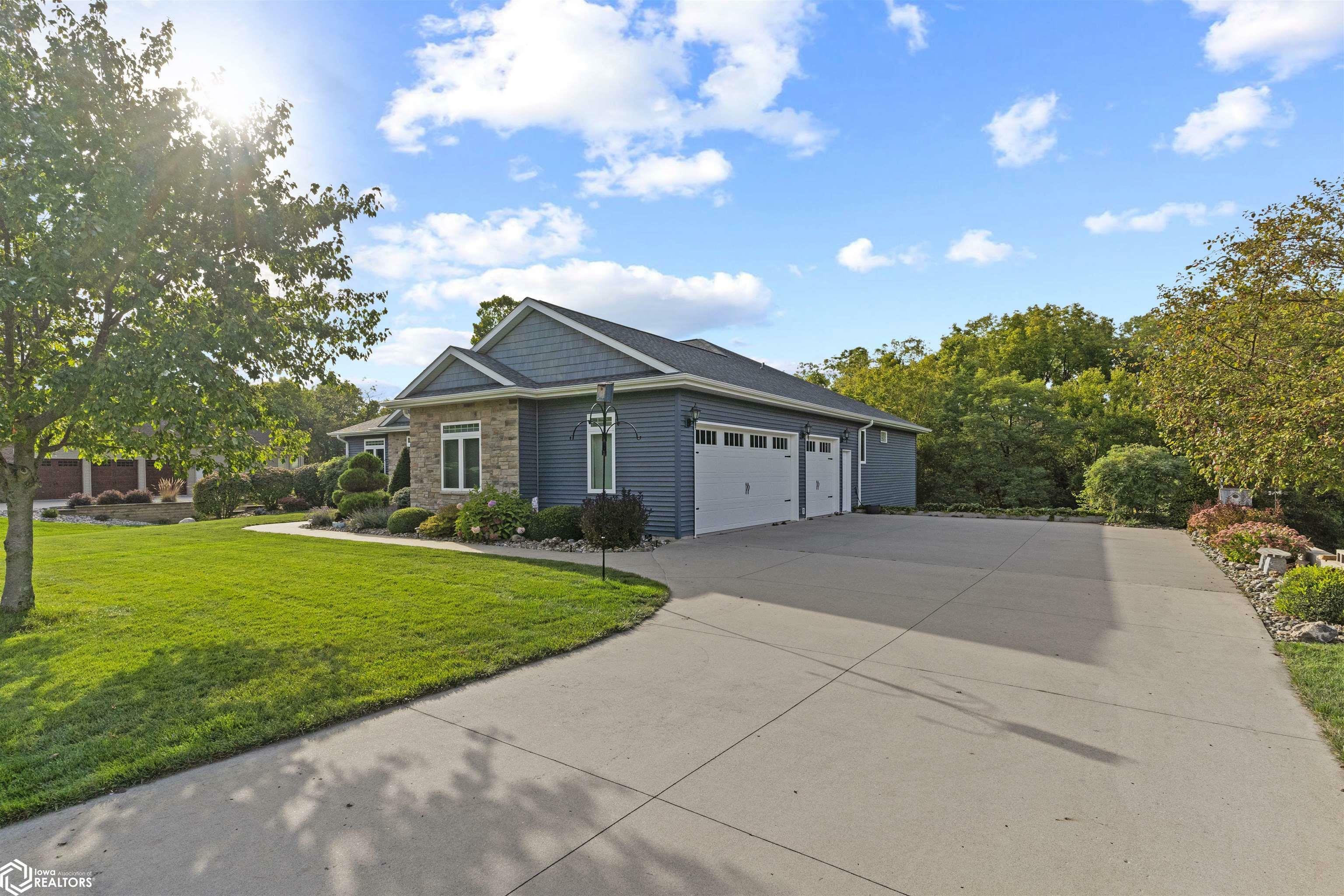 Property Photo:  811 Canterbury Drive  IA 52601 