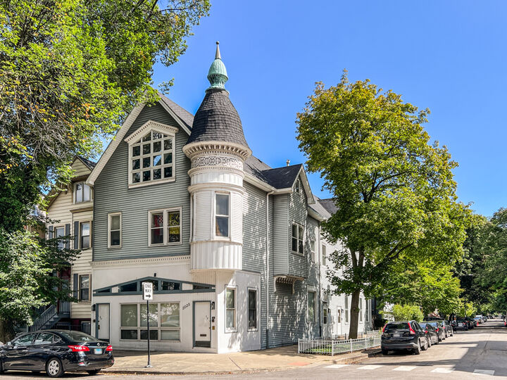 3035 N Southport Avenue  Chicago IL 60657 photo