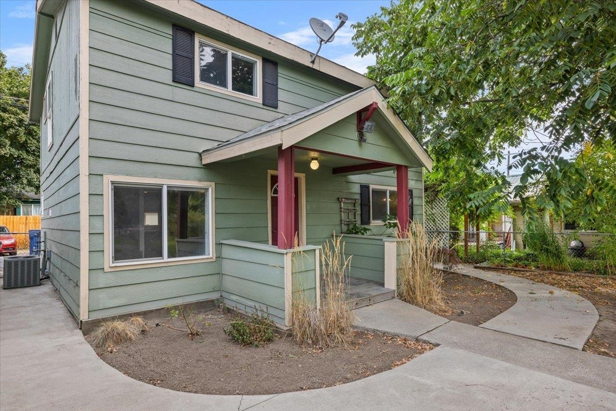 Property Photo:  724 W Kiernan Ave  WA 99205 