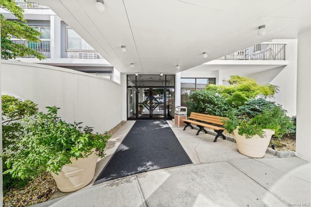 Property Photo:  100 High Point Drive 508  NY 10530 