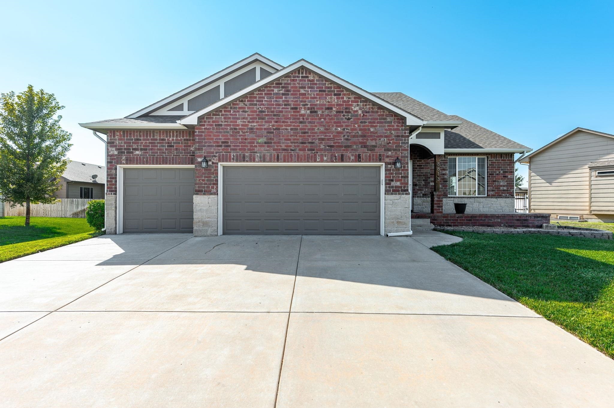 Property Photo:  8813 N Ridgewood Ln  KS 67147-7312 