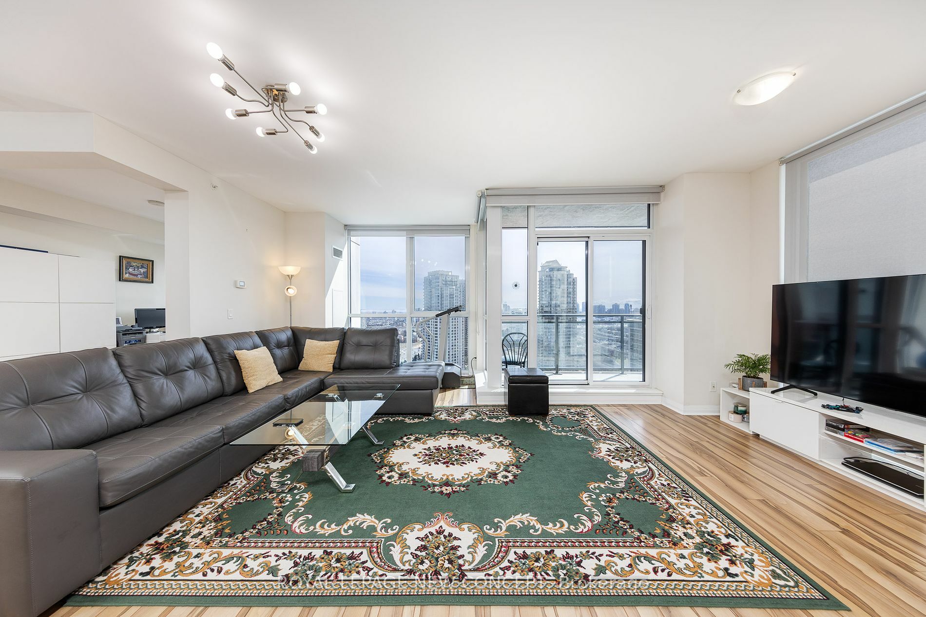 Property Photo:  55 Eglinton Ave W Ph2204  ON L5R 0E4 