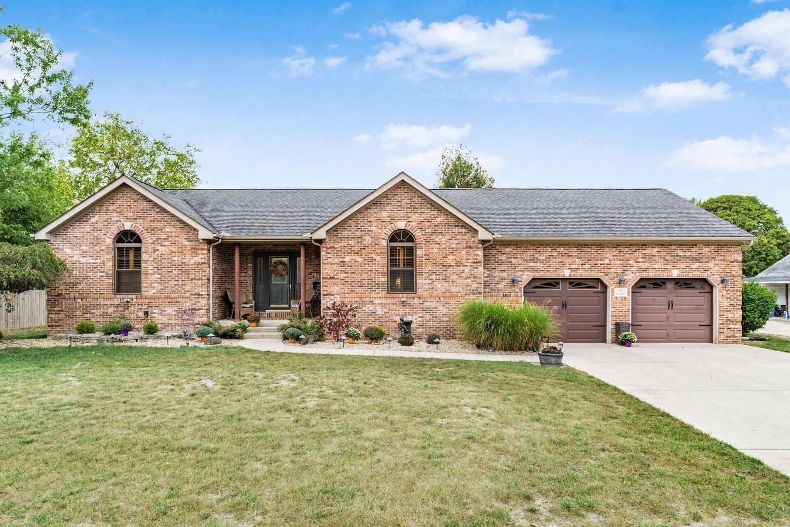 Property Photo:  281 New Street  OH 43143 