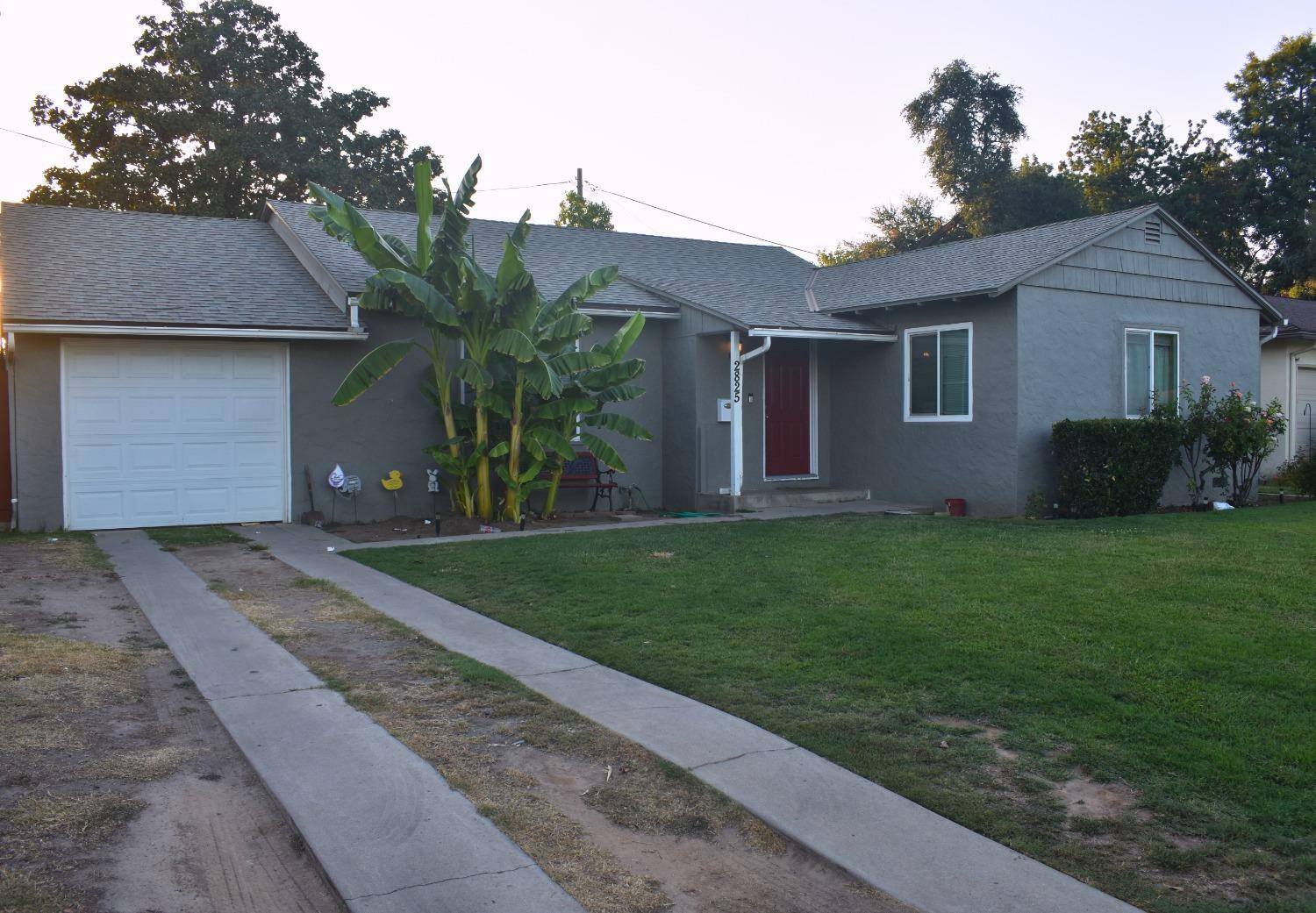 Property Photo:  2825 N Fruit Avenue  CA 93705 