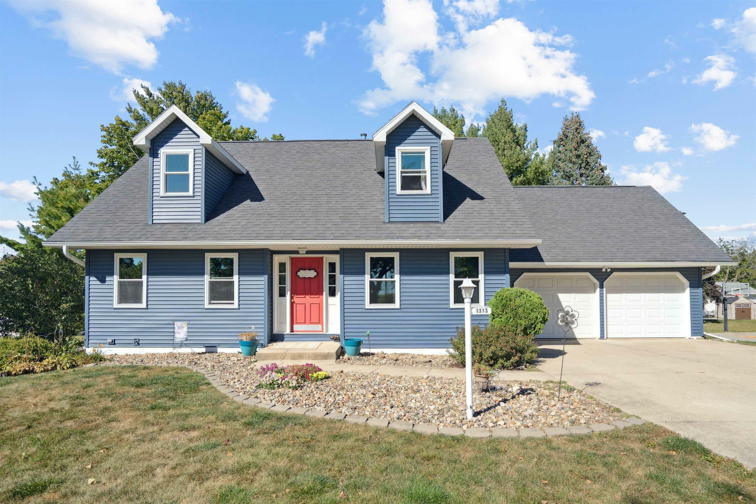 Property Photo:  1313 2nd St SE  IA 50662 