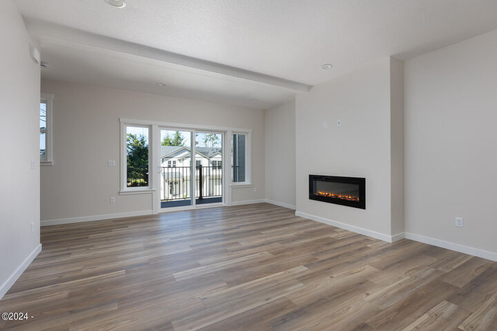 Property Photo: 1502 SE Marine Ave OR 97367