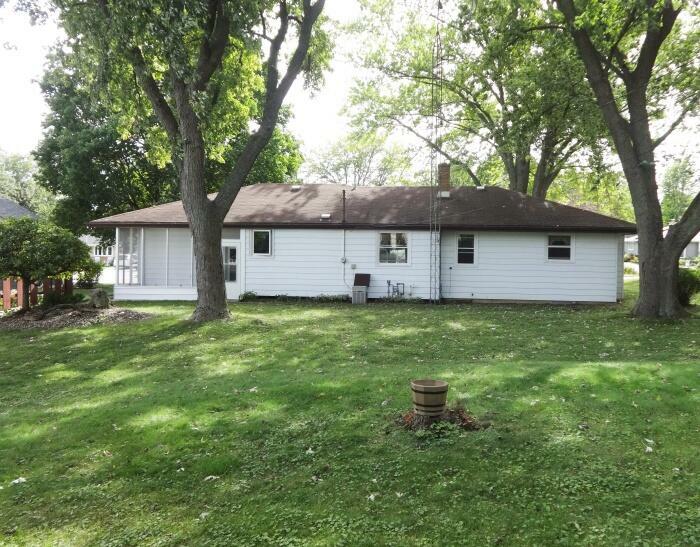 Property Photo:  610 Oak Dr  WI 53185 