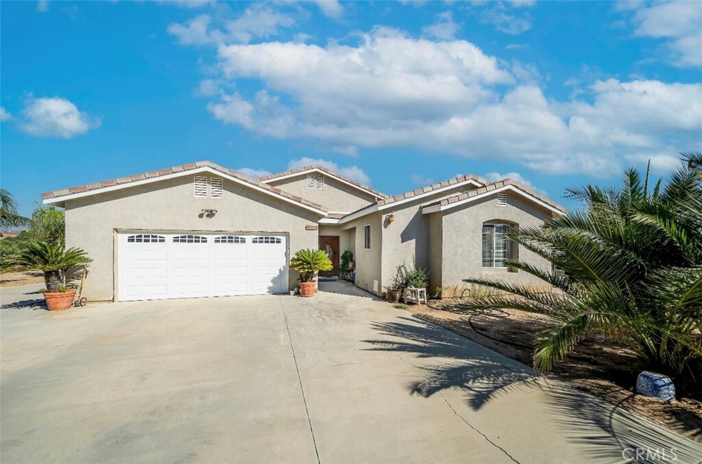 Property Photo:  39600 Calle Gayube  CA 92544 