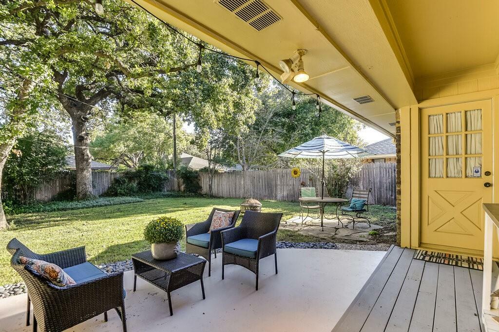 Property Photo: 1109 Briarcliff Drive TX 76012