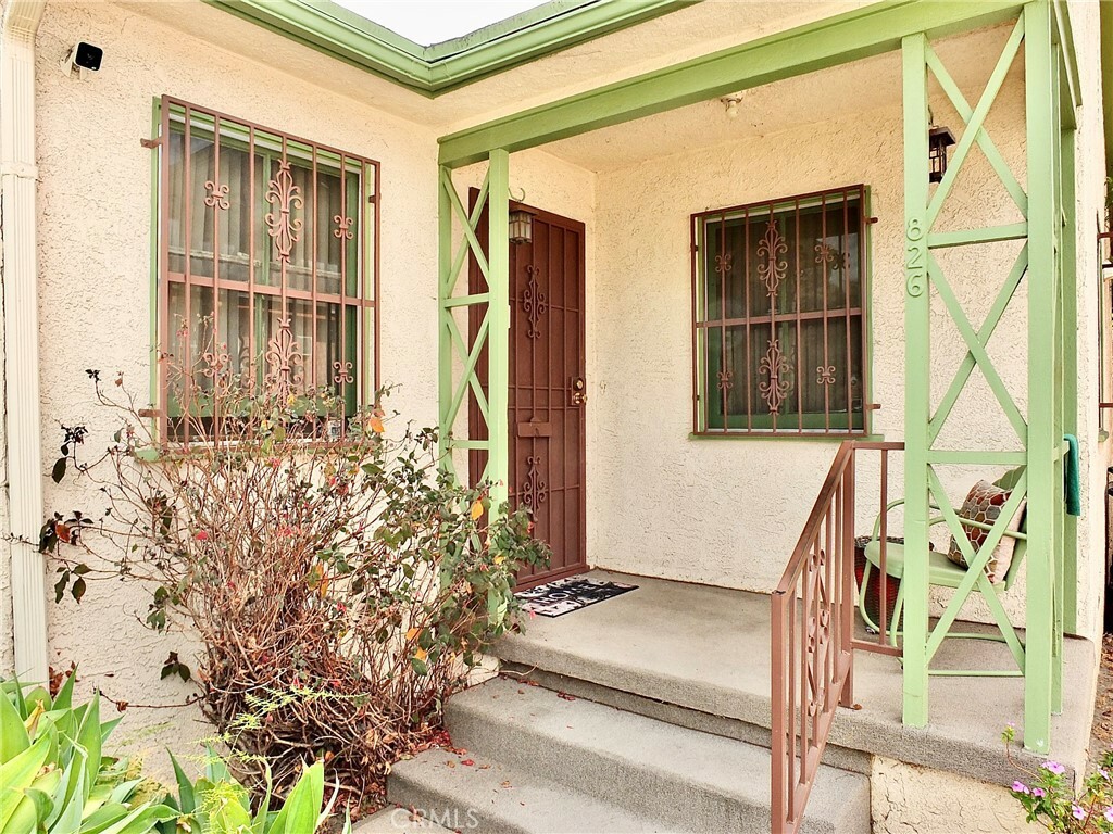 Property Photo:  826 E Century Boulevard  CA 90002 