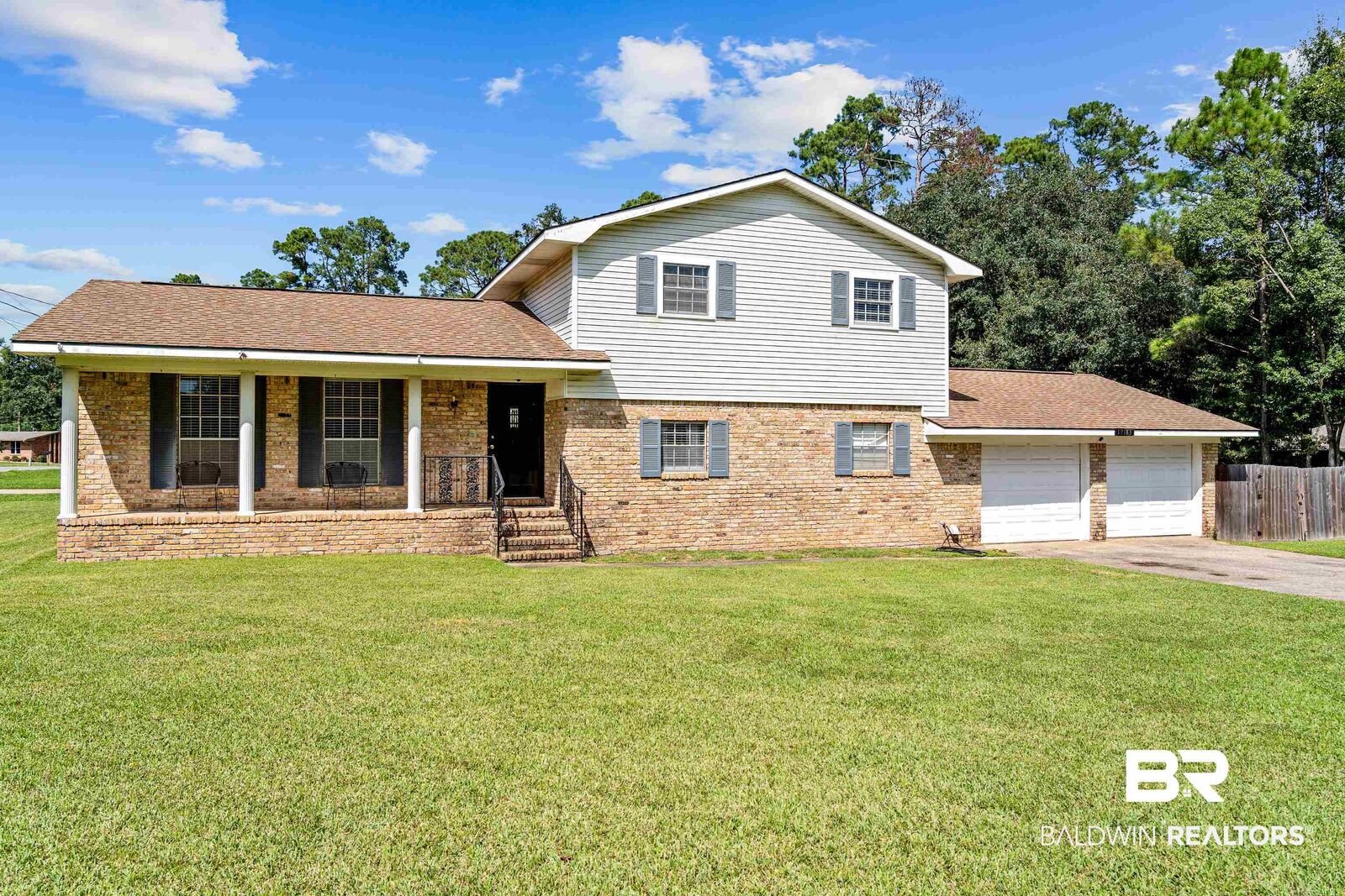 Property Photo: 19183 E Silverhill Avenue AL 36567
