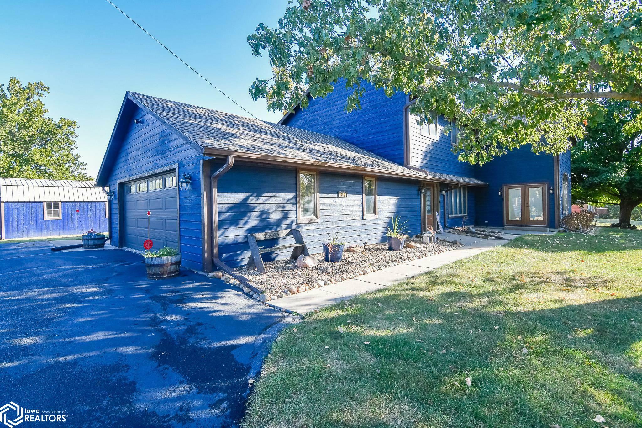 Property Photo:  1603 W Olive Street  IA 50158 