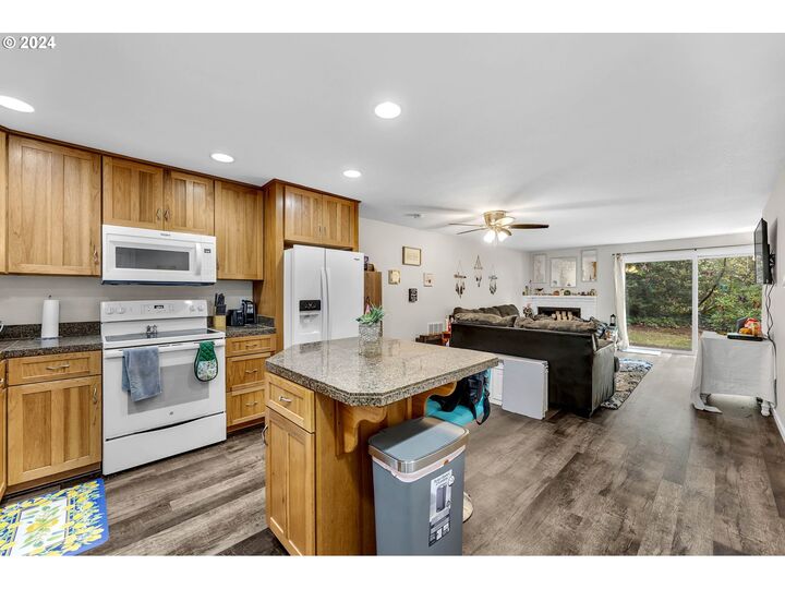 Property Photo:  4117 NE 8th St  OR 97030 