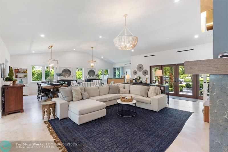 Property Photo: 2421 NE 12th St FL 33304