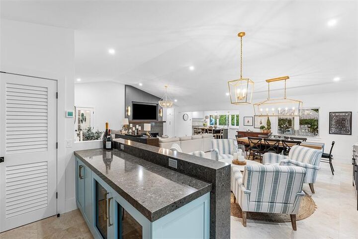 Property Photo:  2421 NE 12th St  FL 33304 