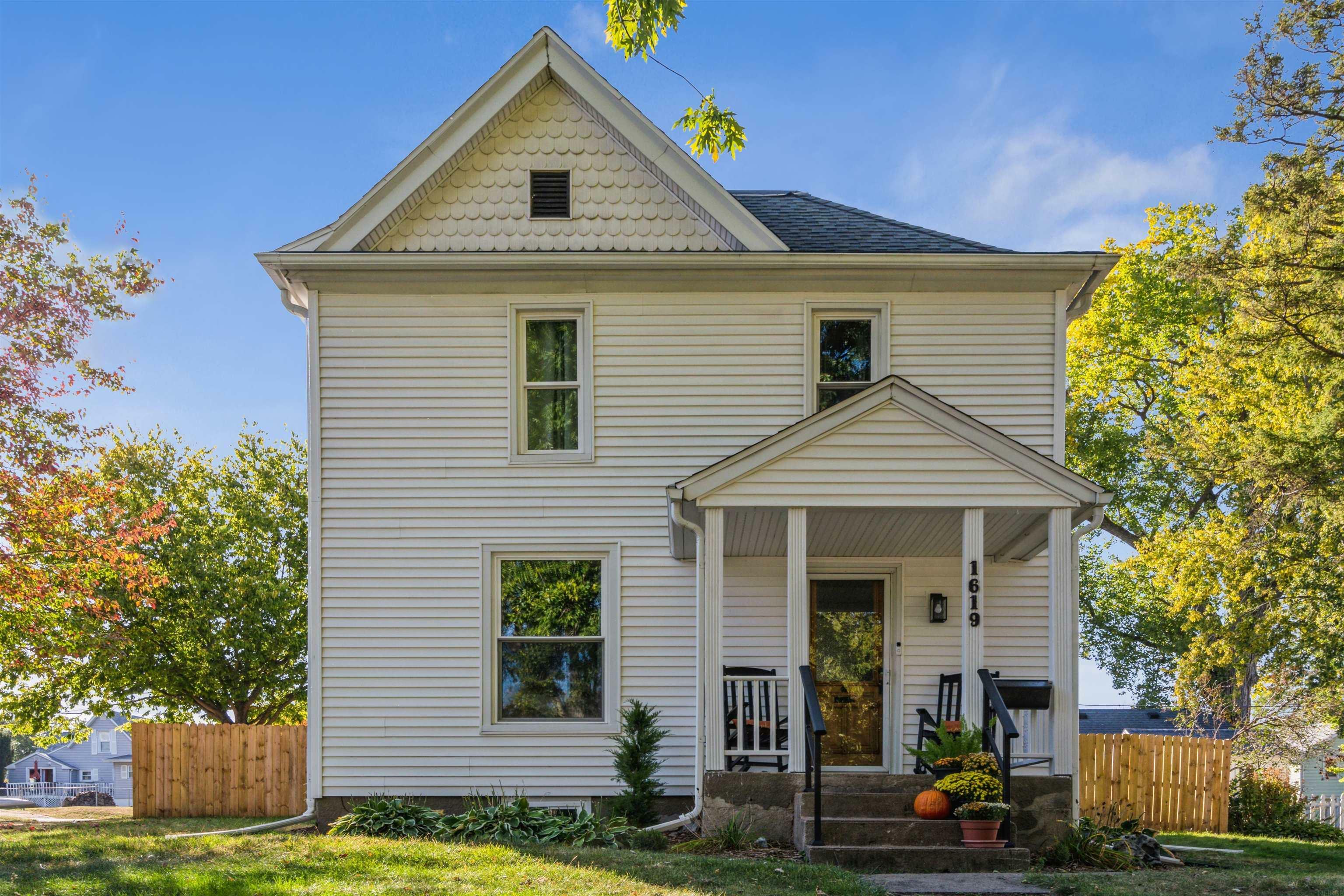 Property Photo:  1619 Clay Street  IA 50613 