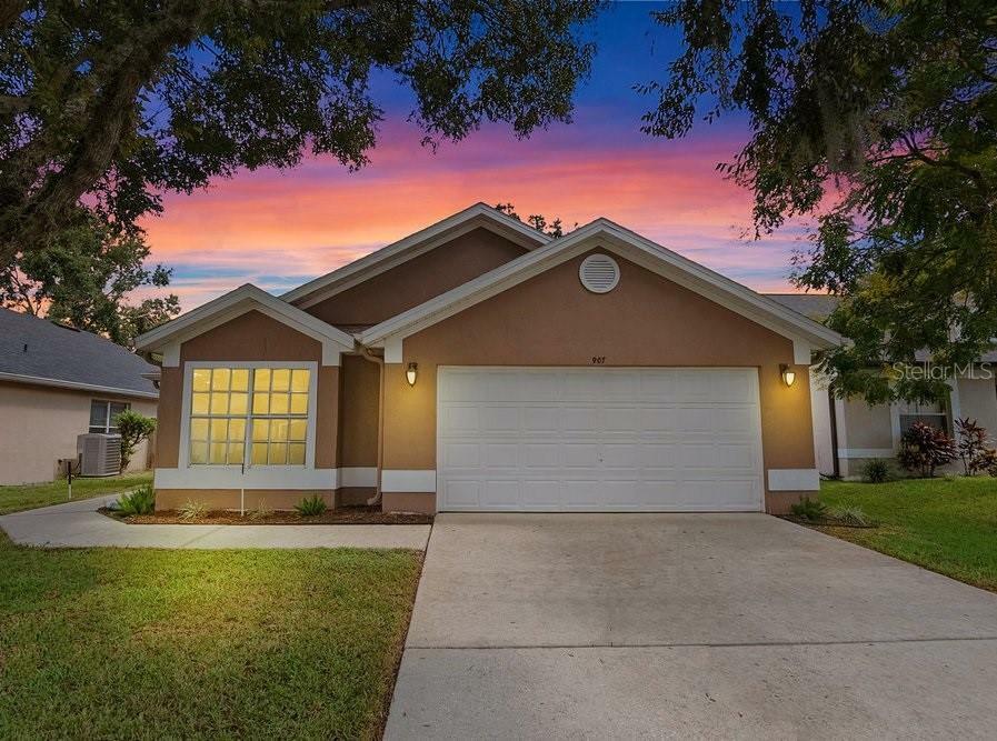 Property Photo:  907 Rivecon Avenue  FL 32825 