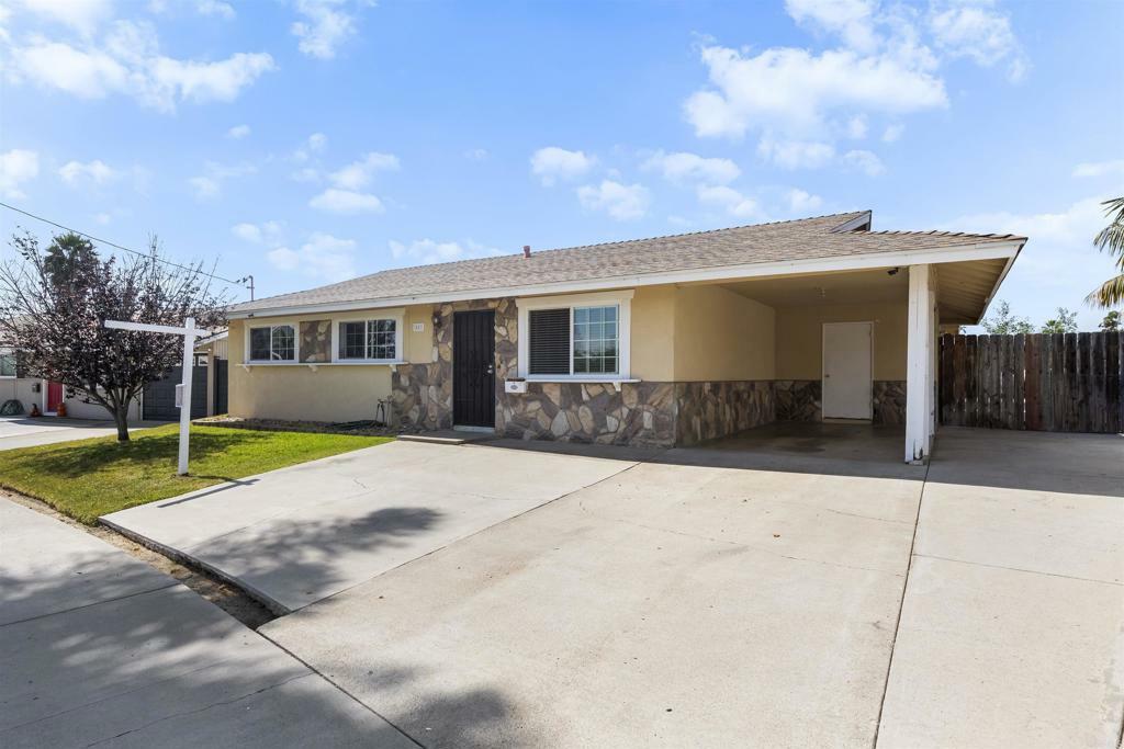 Property Photo:  441 W Redondo Drive  CA 92057 