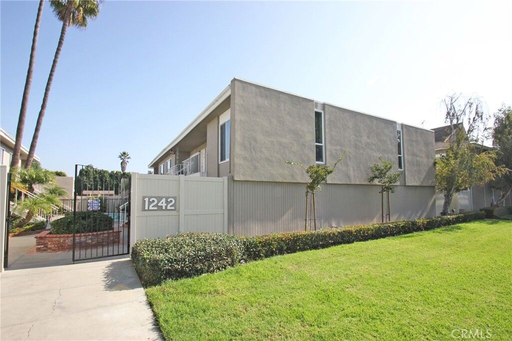 Property Photo: 1242 Rutland Road 10 CA 92660