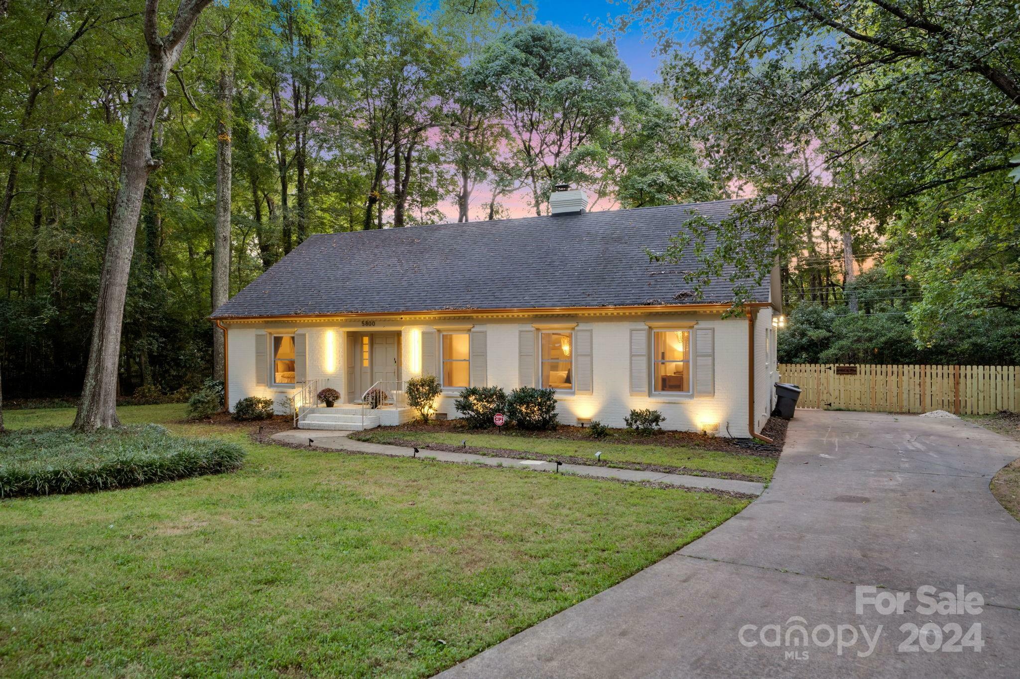 Property Photo:  5800 Beckett Court  NC 28211 