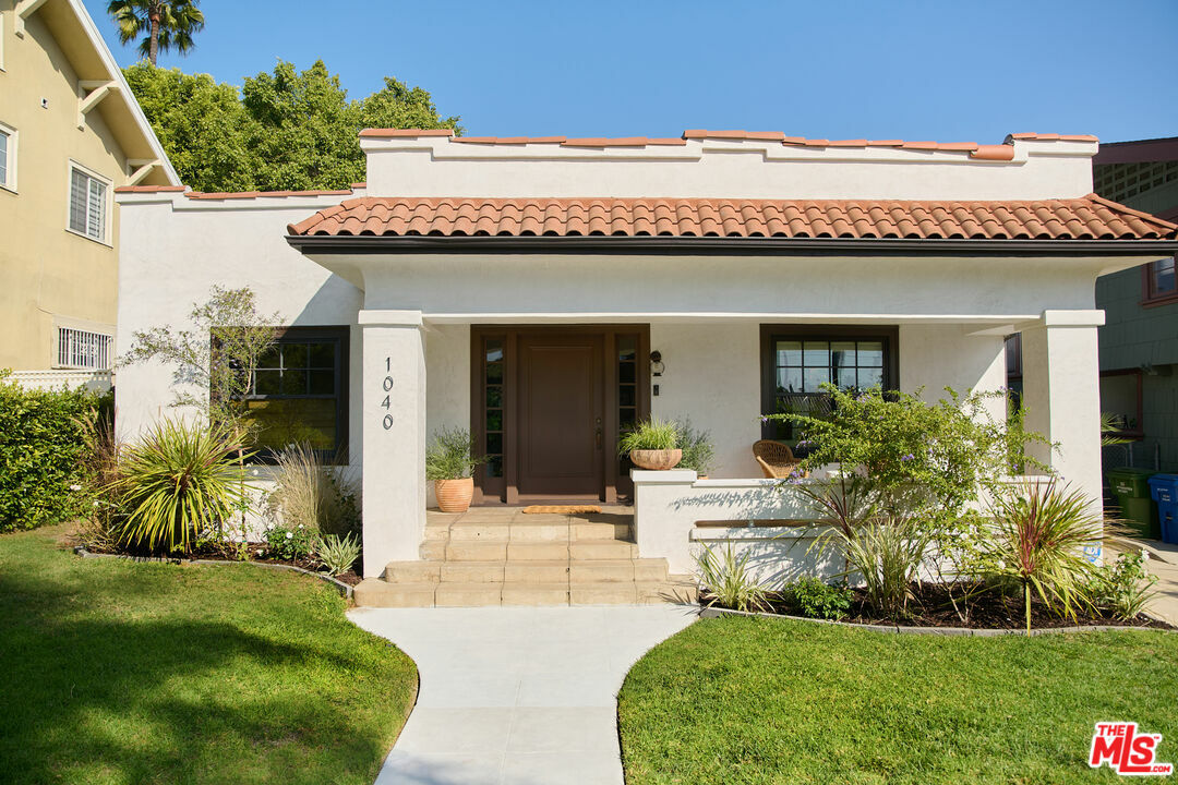 Property Photo:  1040  S Gramercy Dr  CA 90019 