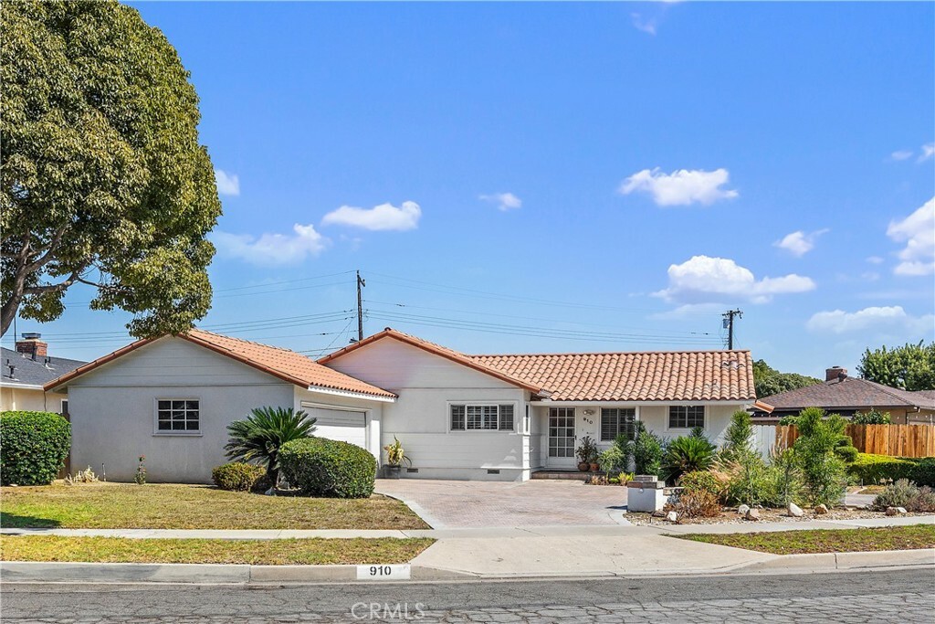 Property Photo:  910 Oakdale Avenue  CA 92831 