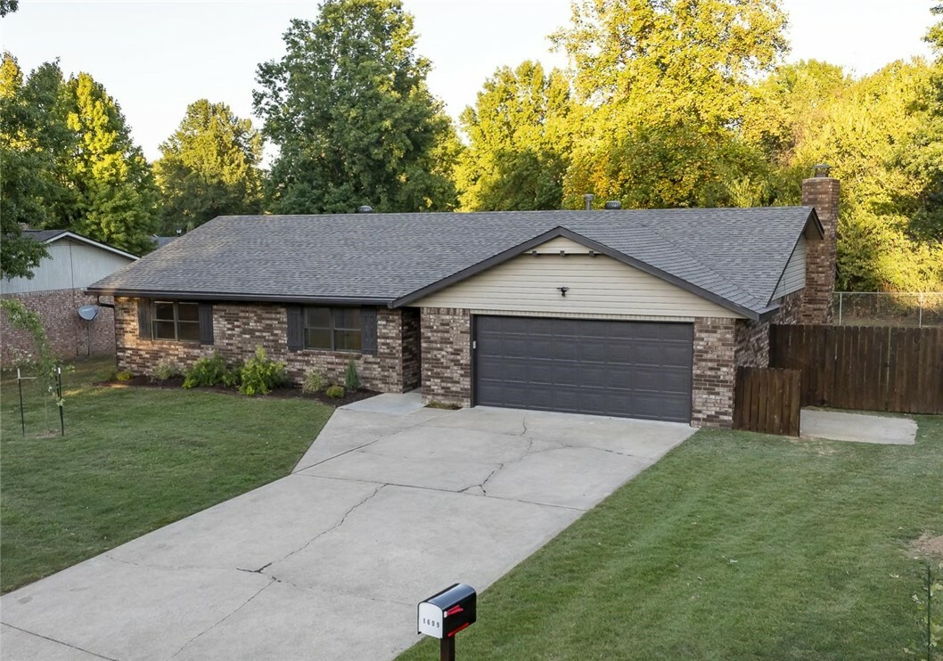 Property Photo:  1609 Greenbriar Street  AR 72762 