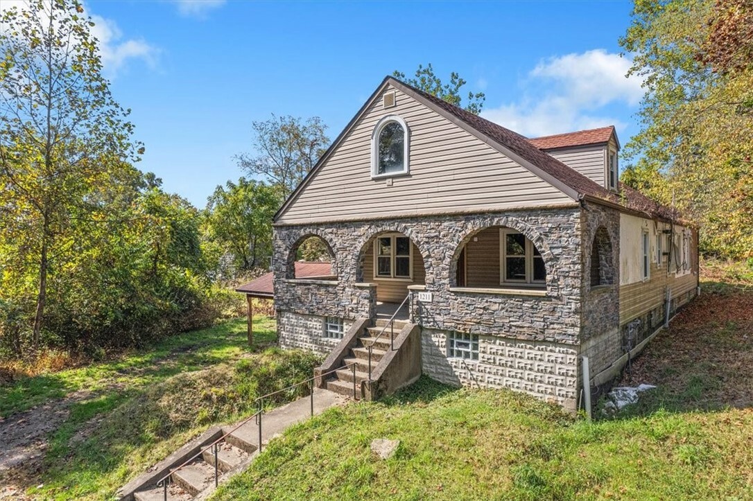 Property Photo:  1211 Anderson Rd  PA 15209 