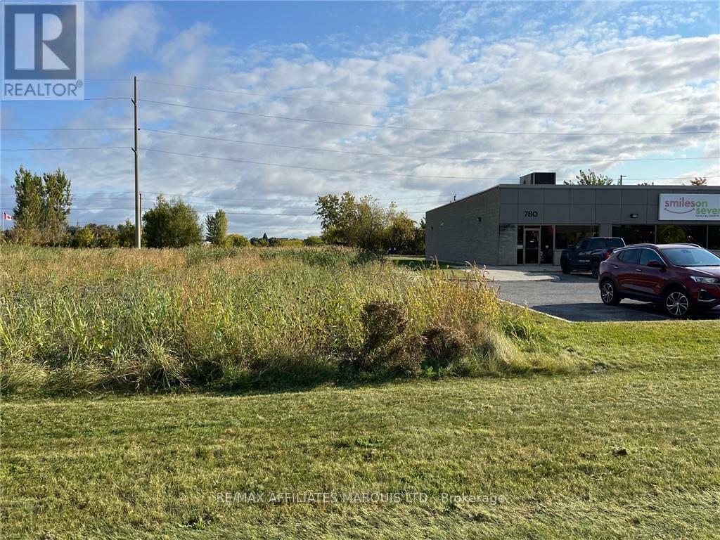 Property Photo:  786 Seventh Street West  ON K6H 0A3 