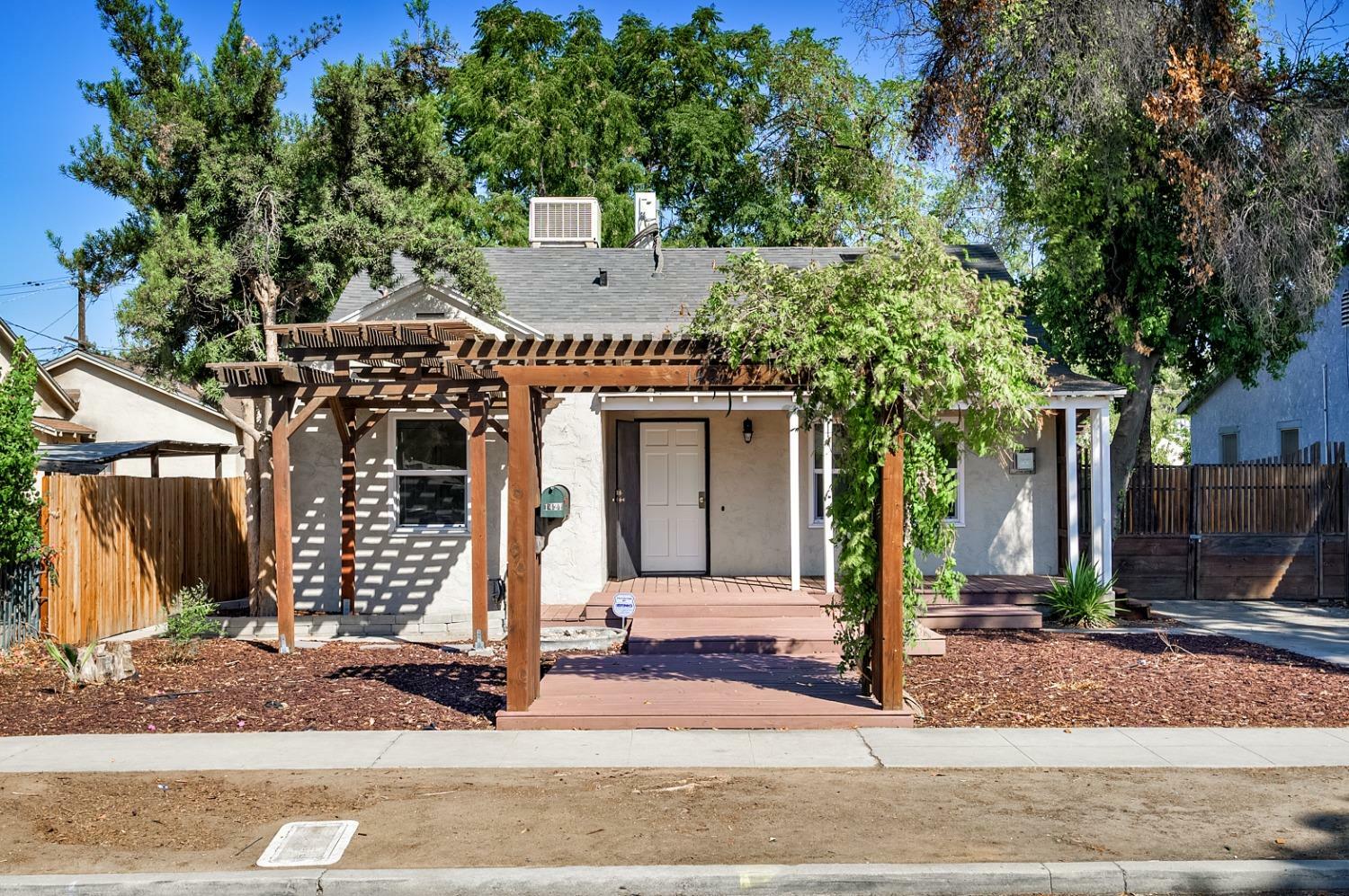 Property Photo:  1421 E Terrace Avenue  CA 93704 