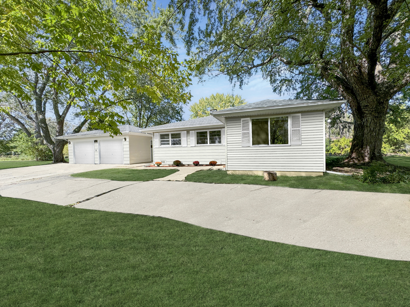 Property Photo: 208 Sydenham Street IL 60081