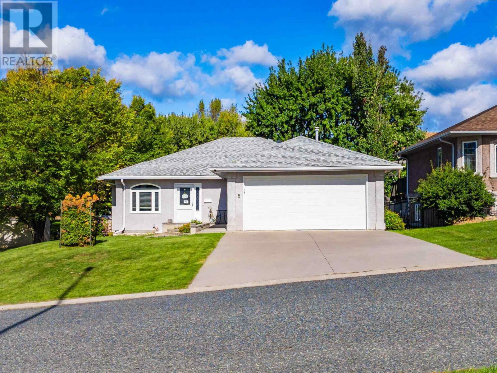 Property Photo:  8 Pine Ridge Drive  ON P9N 4H6 