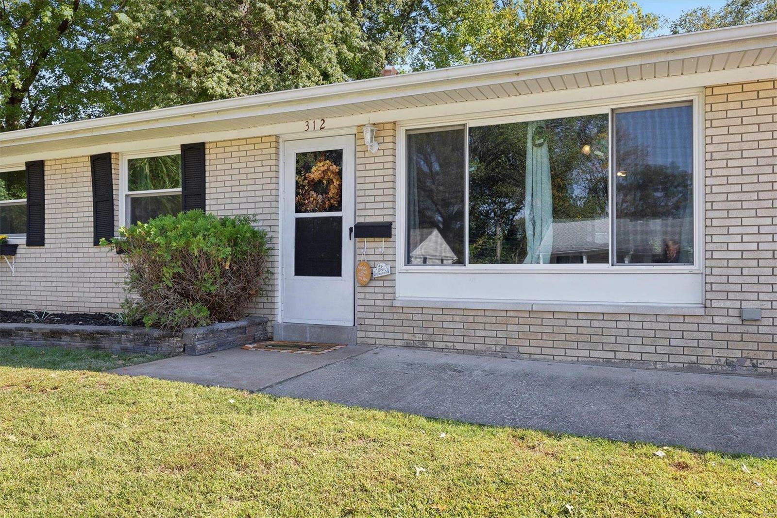 Property Photo:  312 Lincolnshire Boulevard  IL 62221 