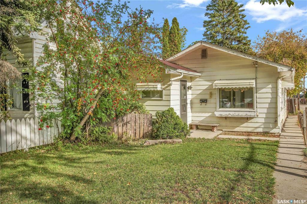 Property Photo:  1212 C Avenue N  SK S7L 1K5 