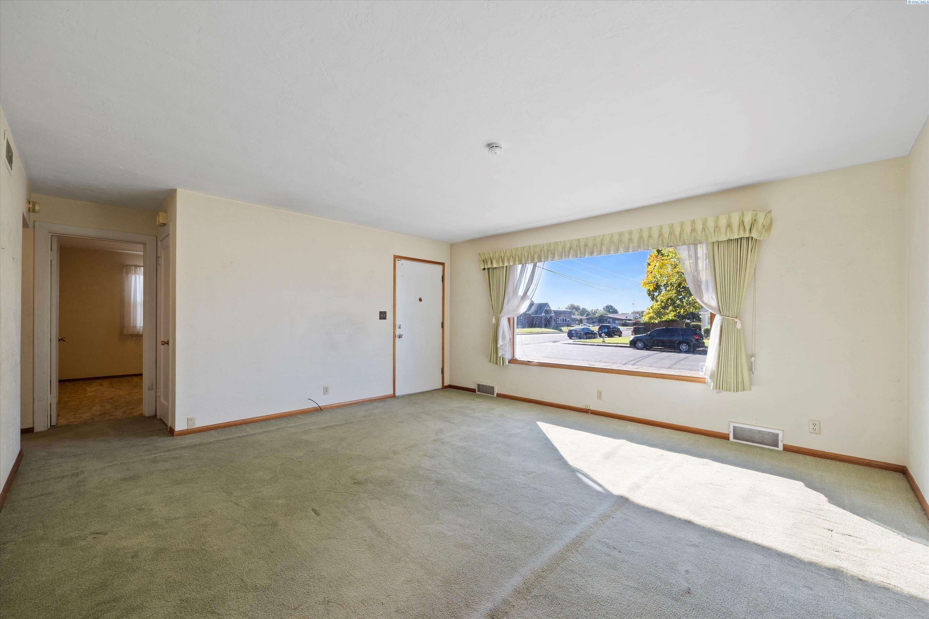 Property Photo:  1803 W Park St  WA 99301 