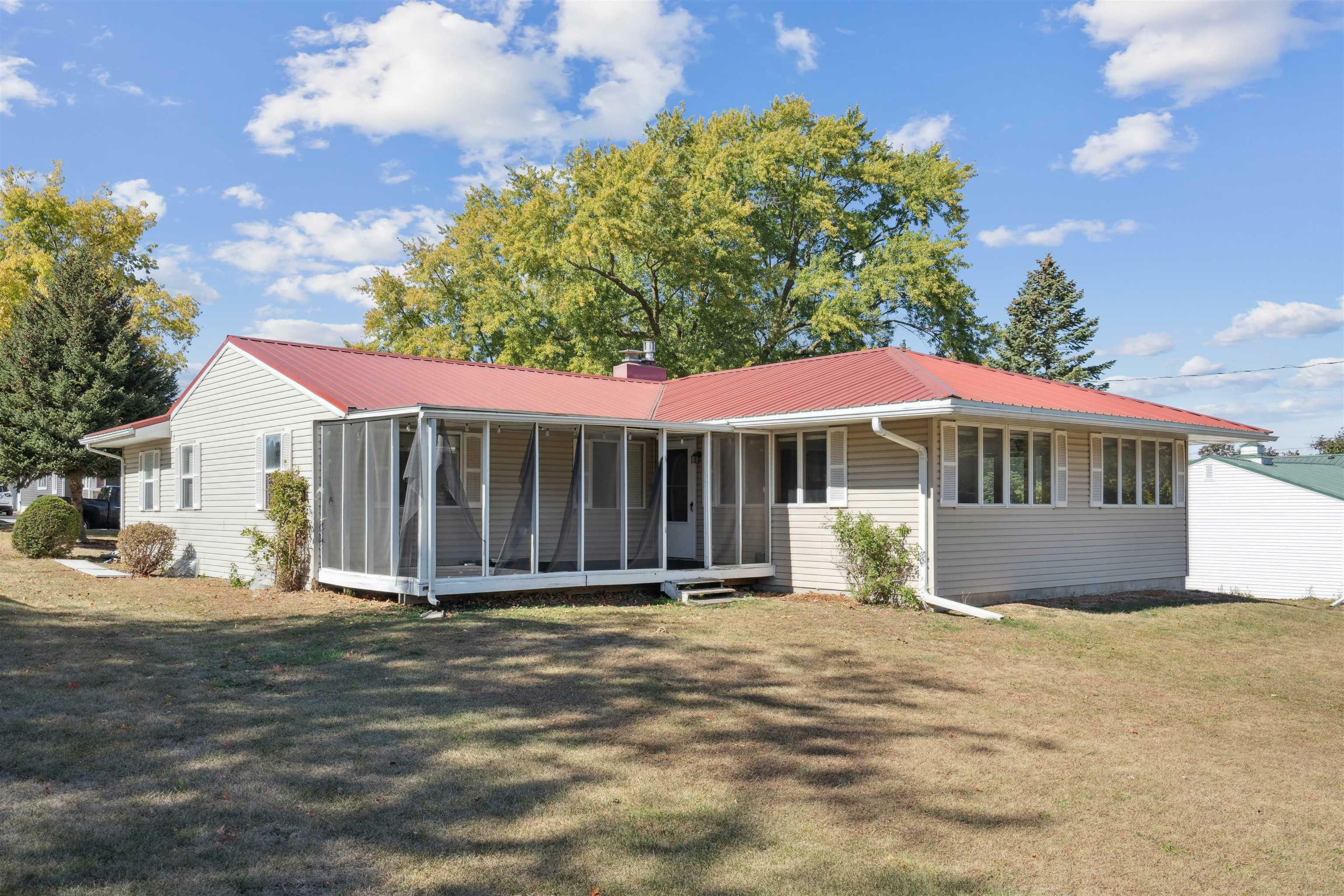 Property Photo:  111 8th Ave SE  IA 50662 