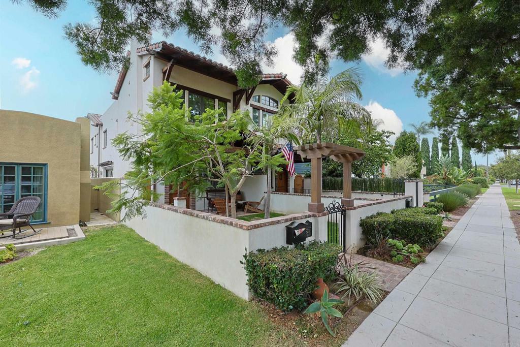 Property Photo:  928 E Ave  CA 92118 