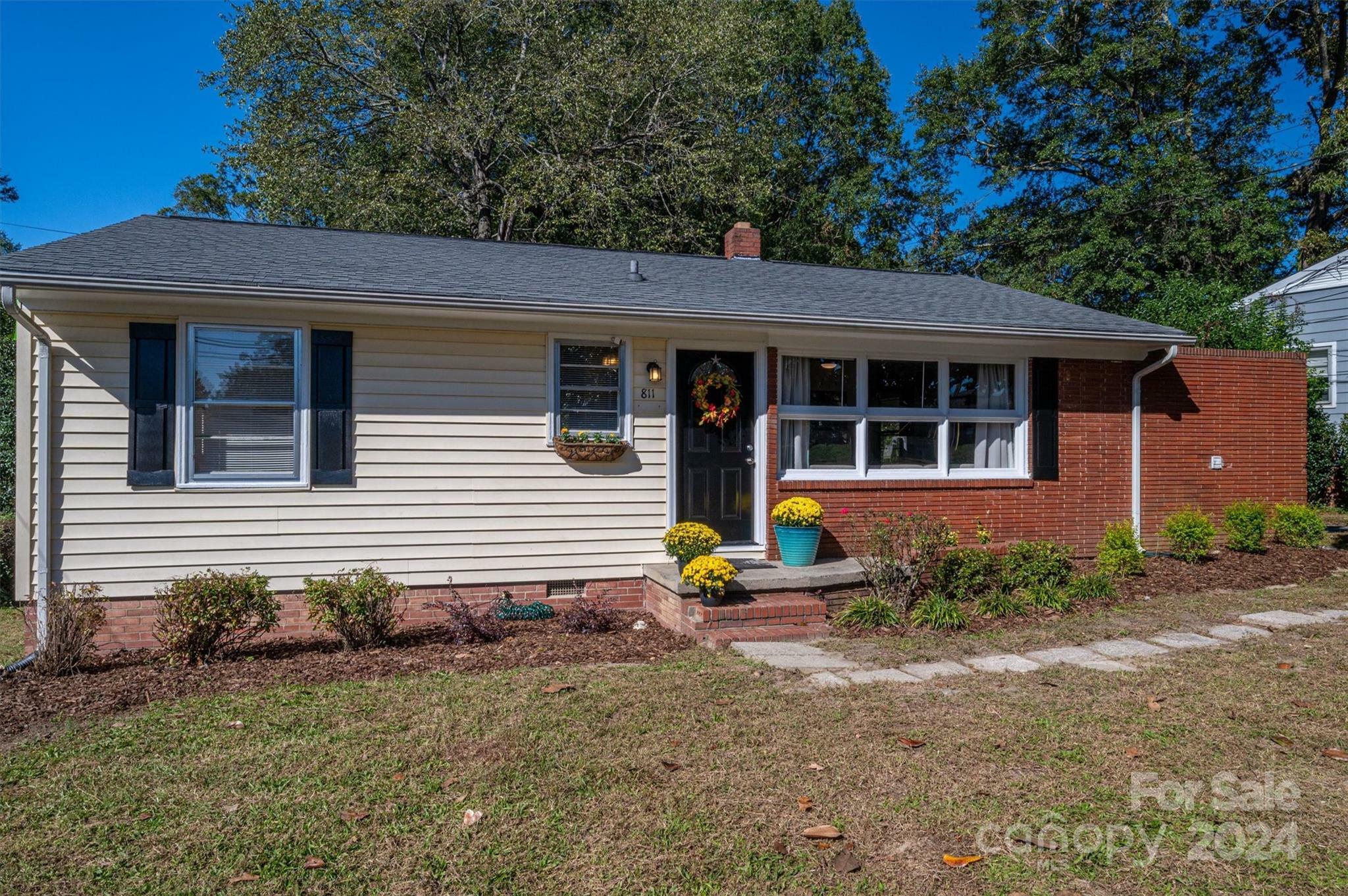 Property Photo:  811 Laurel Lane  NC 28054 