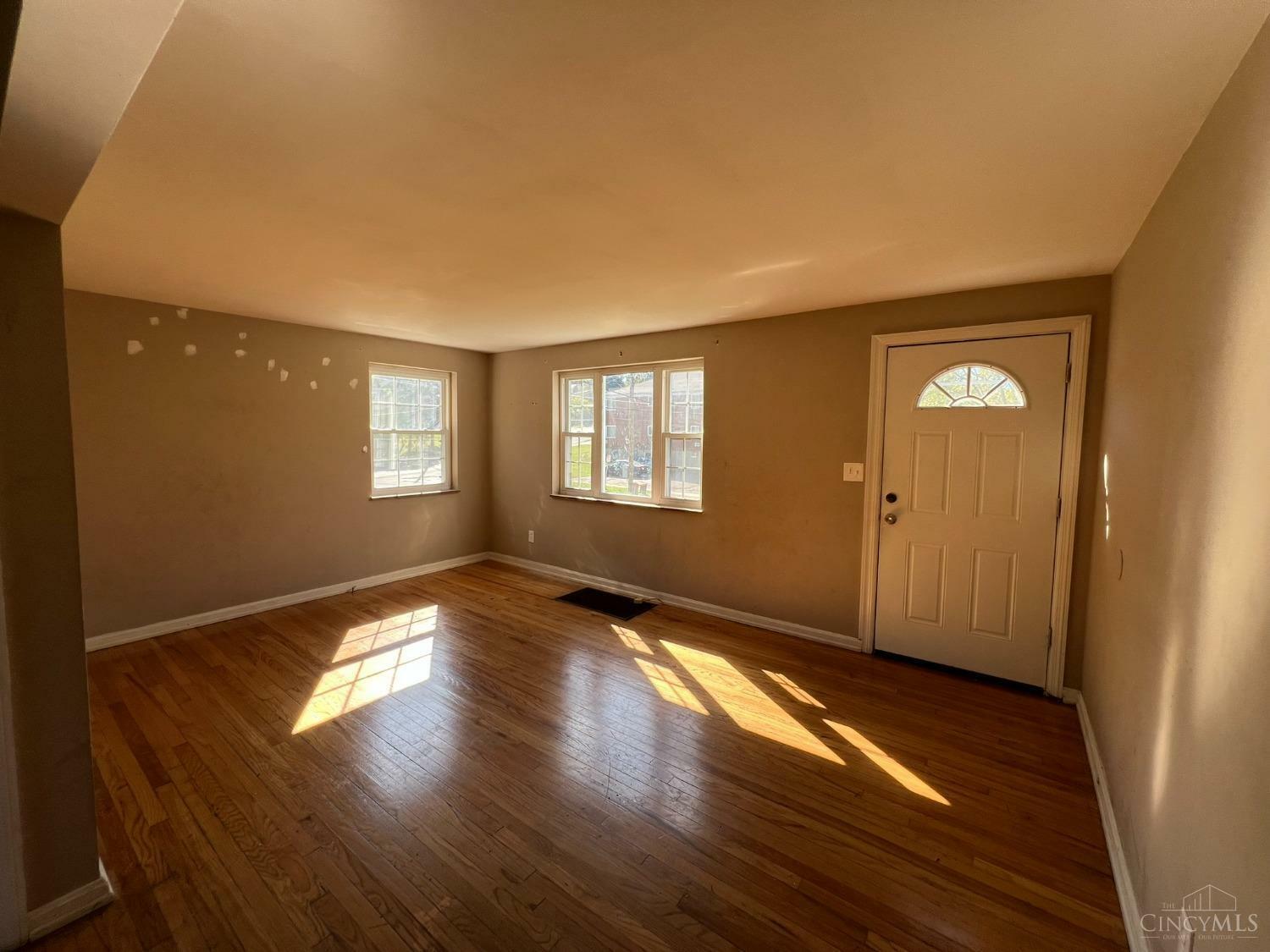 Property Photo:  5810 Monfort Hills Avenue  OH 45239 