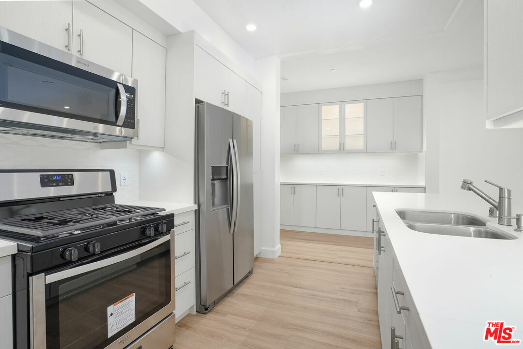 Property Photo:  1832 S Barrington Ave 403  CA 90025 