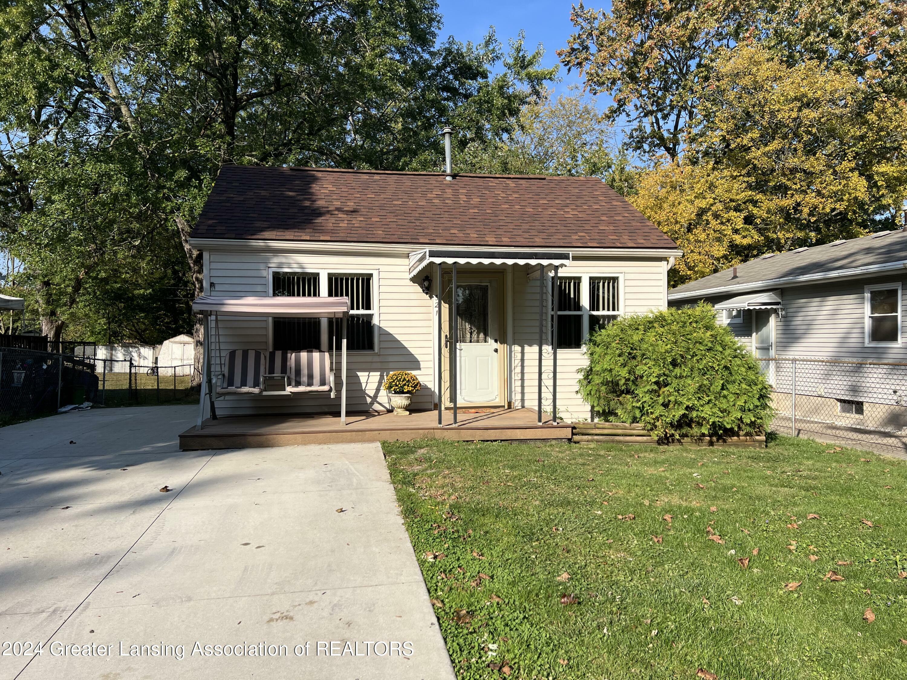 Property Photo:  521 N Deerfield Avenue  MI 48917 