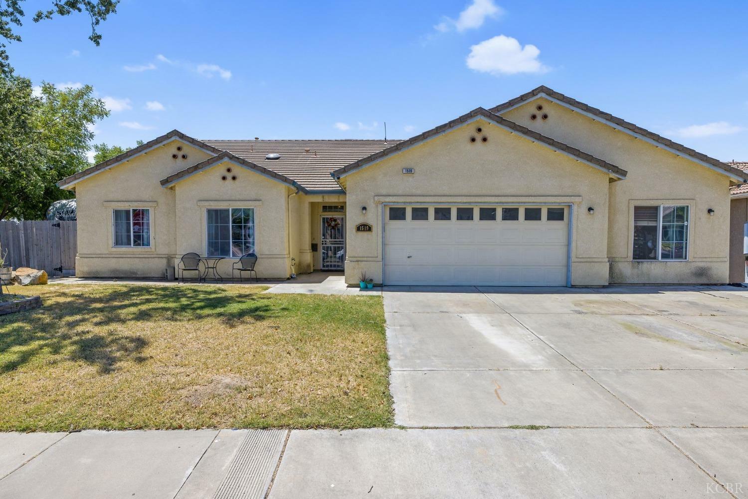 Property Photo:  1519 W Berkshire Way  CA 93230 